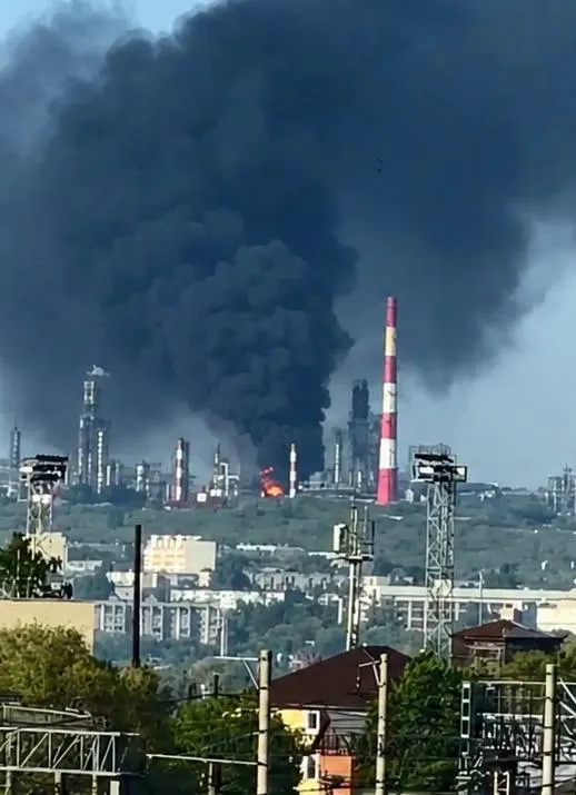 Ночные удары беспилотников привели к погибшим и пострадавшим в разных регионах: в Сызрани погибли два человека, в Белгородской области ранены трое; сообщают о пожаре на Сызранском НПЗ. Минобороны отчиталось о перехвате 121 БПЛА.