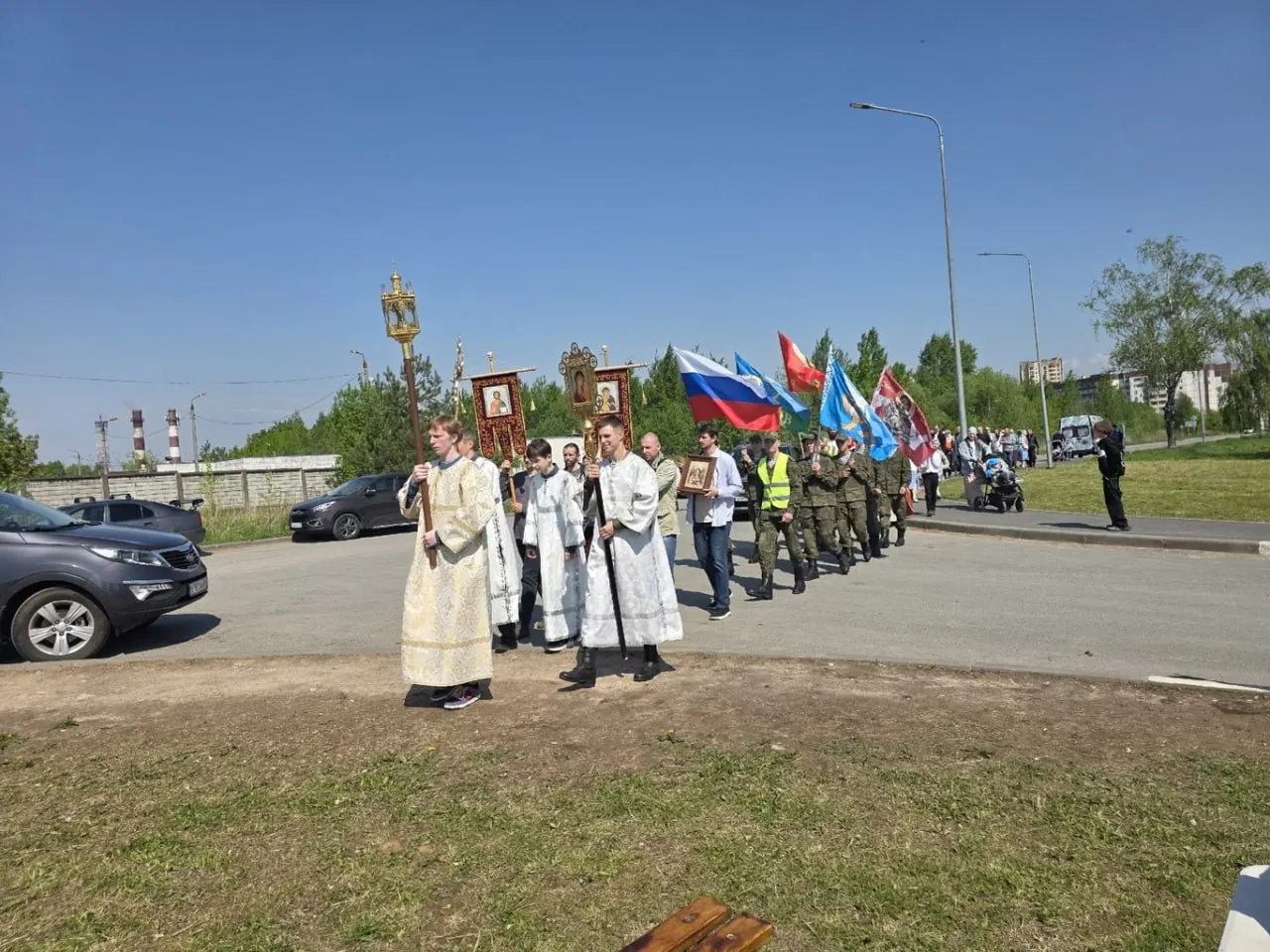 Крестный ход 17 мая прошёл от храма Новомучеников до места бывшей часовни Владычного Креста. В шествии вместе с хоругвями и иконами участники несли флаги России, ВДВ и Пскова.