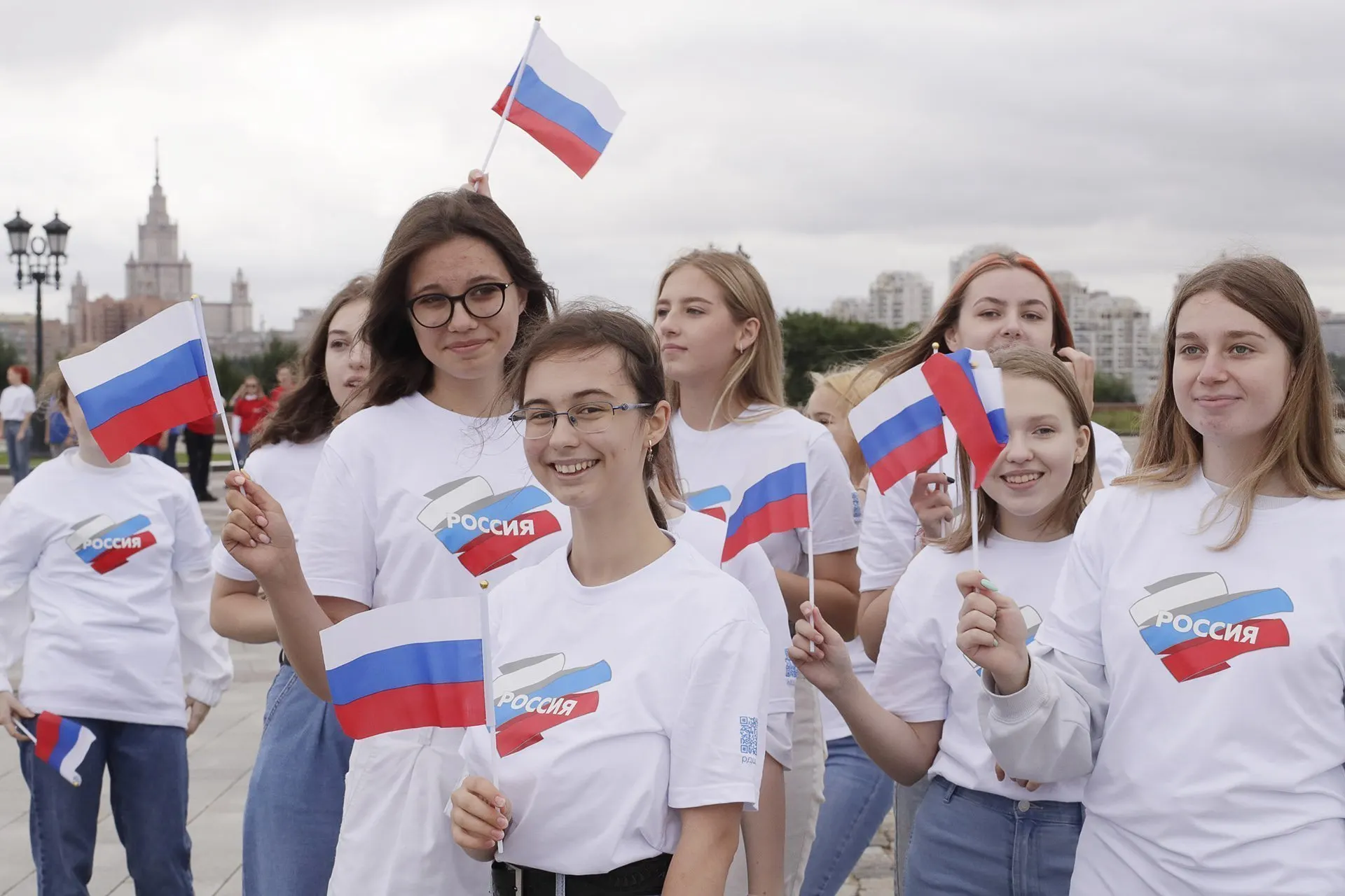 Бюджет федерального проекта по патриотическому воспитанию вырастет до сотен миллиардов рублей, а эффективность программ будут измерять показателями, которые легко завышаются — эксперты предупреждают о проблемах методики.