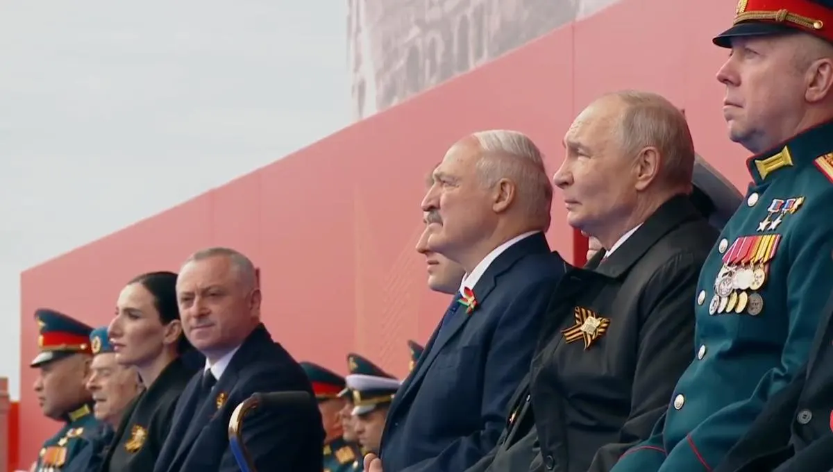 Во время парада в Москве участник «специальной военной операции» занял место рядом с ветераном Великой Отечественной войны. В своей речи президент назвал День Победы «священным» и связал подвиг советских солдат с нынешними военными и гражданским вкладом в безопасность страны.