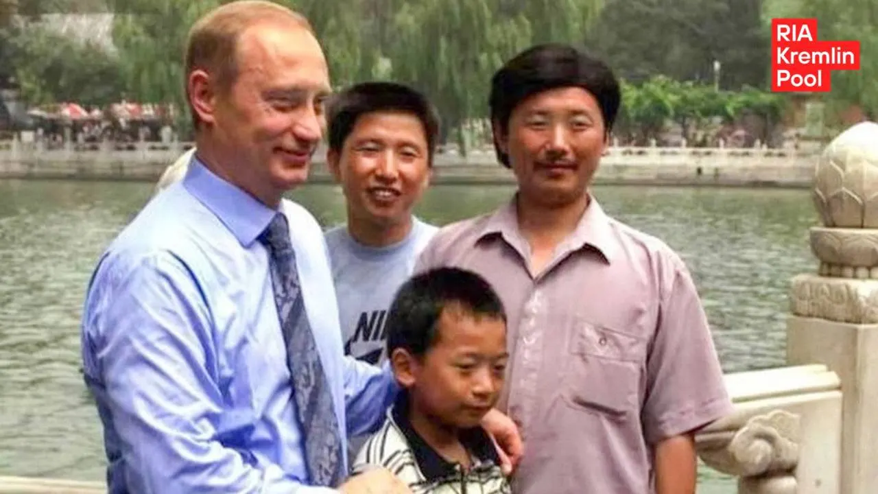 Президент встретился с Пэн Паем — человеком со старой фотографии 2000 года. Он вырос, стал инженером и учился в Москве, а затем рассказывал о желании поделиться этой историей.
