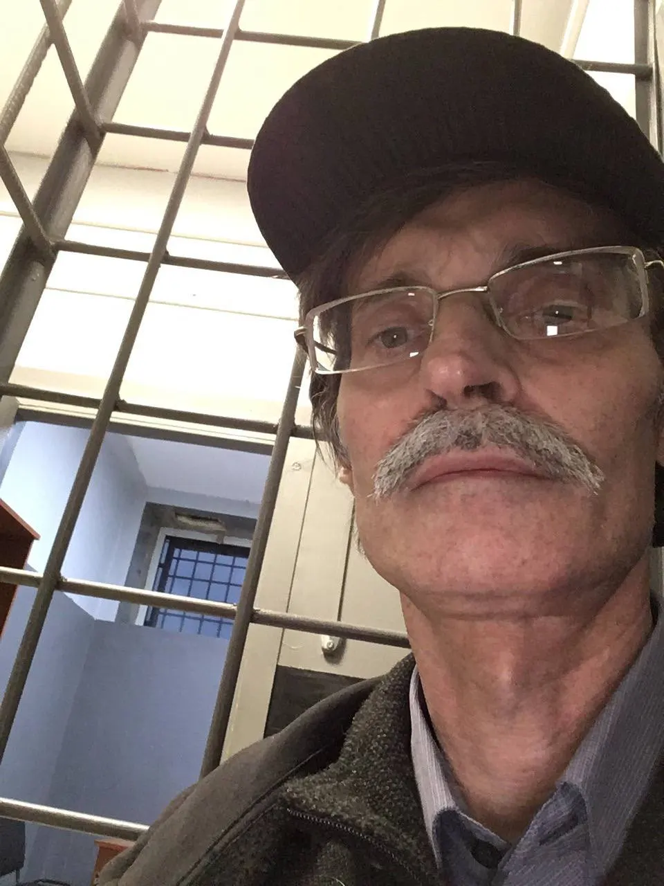 Суд оштрафовал Дмитрия Рыбакова по статье о демонстрации экстремистской символики за три публикации 2020 года, которых нет на его странице; решение может лишить его права участвовать в осенних «выборах». На фоне этого в разных регионах фиксируют давление на членов партии.