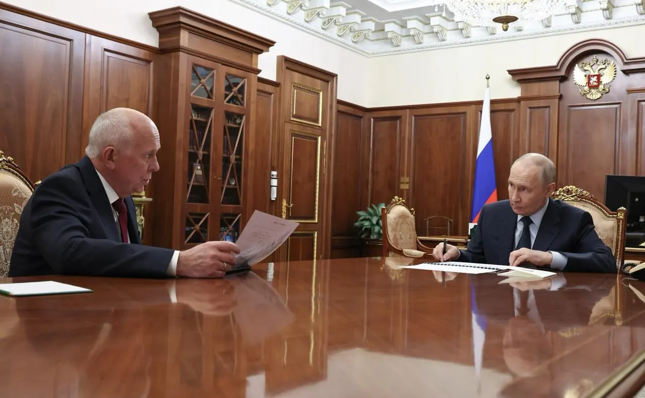 Руководитель Ростеха докладывал о задержках с производством МС‑21 и Суперджет‑100: серийный выпуск перенесли на следующий год, а планы по объёмам выпуска до 2030‑го были скорректированы.