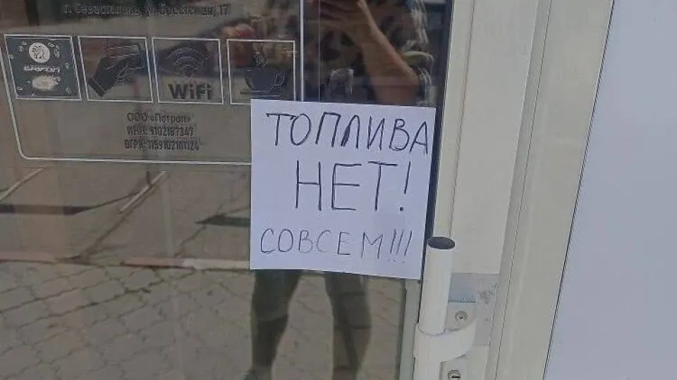 С 31 мая в Крыму вводят талоны на АИ‑95 и ограничение на розничную продажу АИ‑92 — не более 20 литров на одно транспортное средство; приоритет в обеспечении будет у коммунального и социального транспорта. Власти обещают нормализовать ситуацию в течение 30 дней.