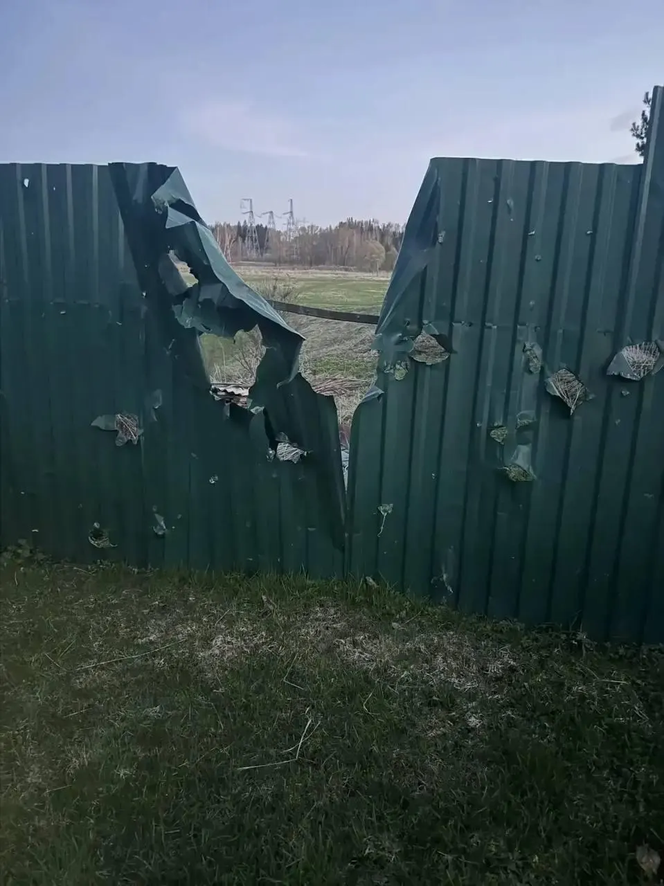 В результате удара беспилотников в Подмосковье погиб 77‑летний мужчина. В Ленинградской области и других регионах сообщают о десятках сбитых дронов; по данным Минобороны, всего уничтожено более 330 БПЛА. В Петербурге отмечены проблемы с мобильным интернетом и ограничения в аэропорту Пулково.