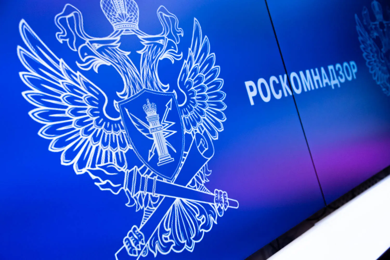 С декабря 2025 года в судах появились не менее восьми административных протоколов по статье о хранении персональных данных вне РФ; уже назначены штрафы и предупреждения крупным издателям.