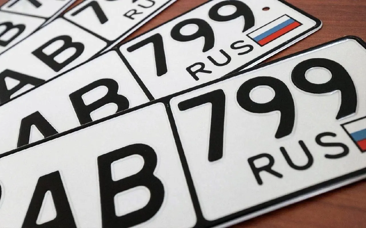 Обновлённый проект позволяет резервировать два вида госномеров, вводит дополнительную плату и ограничение на перепродажу; документ предполагает вступление в силу в июле 2027 года.
