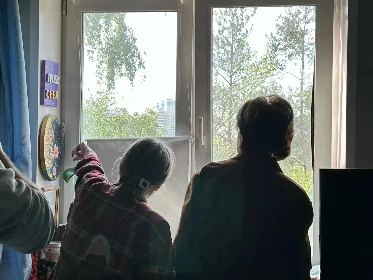 Вечером беспилотник врезался в частный дом в Химках — есть погибшая и пострадавший. Ещё один дрон попал в многоквартирный дом, произошёл пожар и повреждение квартир. По стране за ночь сбили 555 БПЛА.
