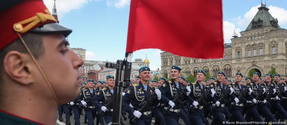 Власти сократили формат парада в Москве и отменили массовые мероприятия в ряде регионов — официальные причины связаны с угрозой безопасности, эксперты указывают также на занятость техники на фронте и политический эффект мероприятия.