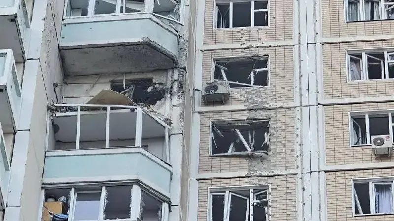 За ночь и утро столицу и область атаковали десятки беспилотников: по словам мэра — более 120 за сутки; губернатор Подмосковья сообщает о трёх погибших и разрушениях в нескольких муниципалитетах.
