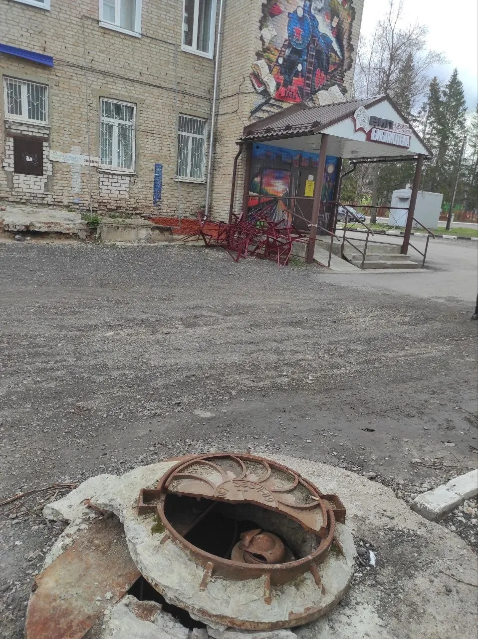 У входа в детскую библиотеку на улице Чайковского в Шумерле обвалился парапет с недавно отремонтированной крыши. Местные жалуются на фасадную «подгонку» для показухи, открытые люки и некачественные дорожные работы; параллельно обсуждаются низкие рейтинги региональной власти.