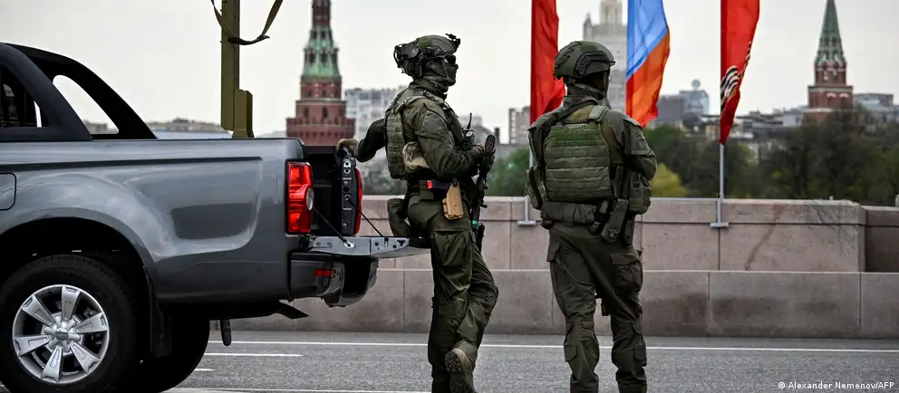 Российские власти отменили приглашения для ряда зарубежных корреспондентов на парад Победы в Москве. Парад пройдёт в сокращённом формате без военной техники — в том числе из соображений безопасности на фоне атак беспилотников.
