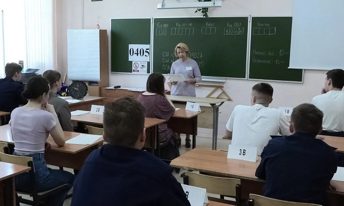 В новых методических рекомендациях ведомства указано, что организаторы и охрана не вправе прикасаться к участникам ЕГЭ и их вещам; при срабатывании металлоискателя можно лишь вежливо попросить добровольно сдать предмет.