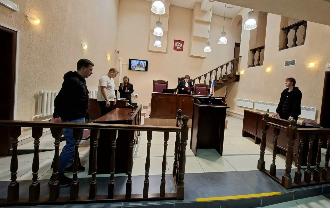 Областной суд отклонил жалобу на решение городского суда: мужчина был оштрафован за листовки, которые суд признал публичной демонстрацией экстремистской символики. Сторонники задержанного сообщают о применении силы при задержании.