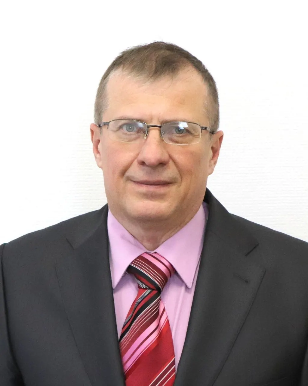 Дмитрий Матвеев, ранее отвечавший за административно‑хозяйственную работу и безопасность, переведен на должность проректора по учебной работе. Причины ротации и кандидат на освобождающийся пост пока не сообщаются.
