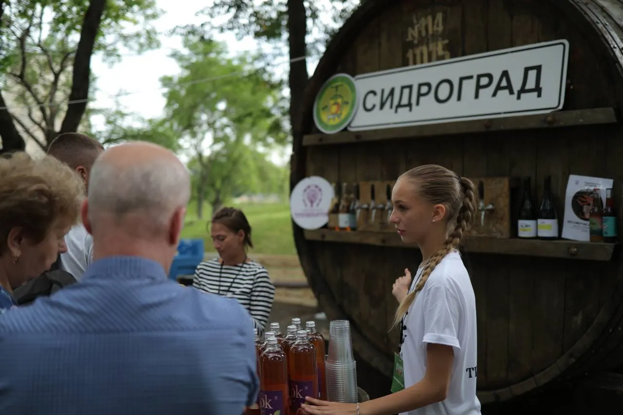 Трёхдневный фестиваль яблок, урожая и традиционных напитков «Лешуга» пройдёт в Финском парке Пскова с 14 по 16 августа. В прошлом году событие посетили более 30 000 человек.