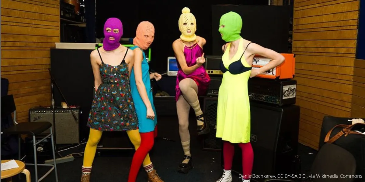 Росфинмониторинг обновил реестр — в список включили коллектив Pussy Riot. Ранее московские суды признали группу экстремистской и заочно приговорили участниц к срокам, все фигурантки находятся за пределами России.