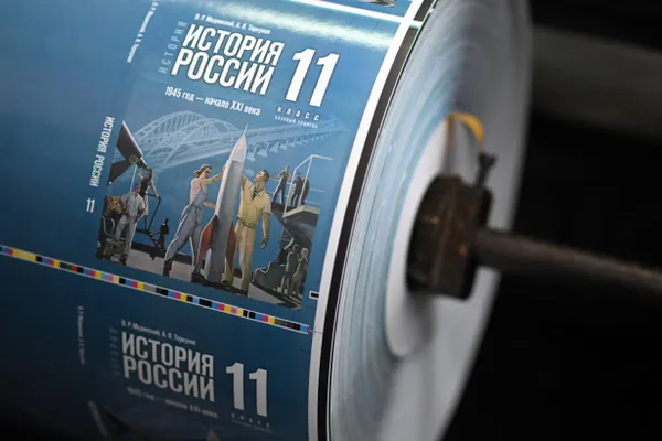 Документ предполагает создание единой системы исторического просвещения с участием школ, музеев, библиотек, волонтёров и цифровых ресурсов; реализация рассчитана на пять лет и включает привлечение участников и ветеранов специальной военной операции к внеклассным мероприятиям.