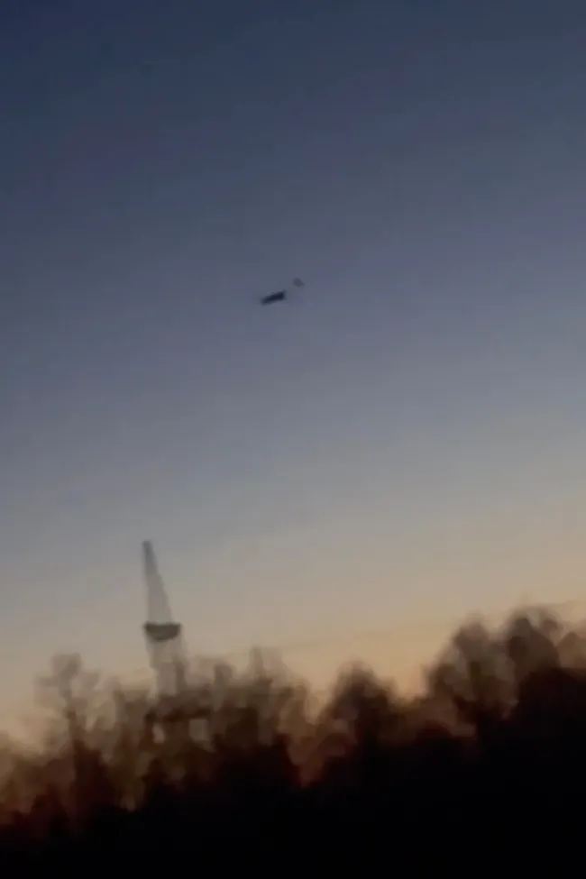 В ночь на 3 мая украинские дроны атаковали нефтеналивной порт Приморск. В результате возник пожар, силы ПВО Ленобласти заявляют о десятках сбитых БПЛА; Минобороны сообщает о сотнях поражённых дронов по всей стране. В Петербурге фиксировали взрывы и сбои в работе аэропорта.