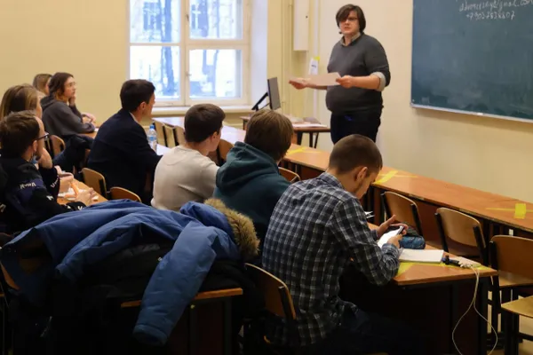 В утверждённый правительством комплекс мер по профилактике негативных явлений в детской и молодёжной среде включено активное привлечение кибердружин и медиапатрулей в школах, колледжах и вузах для мониторинга и блокировки опасного контента.