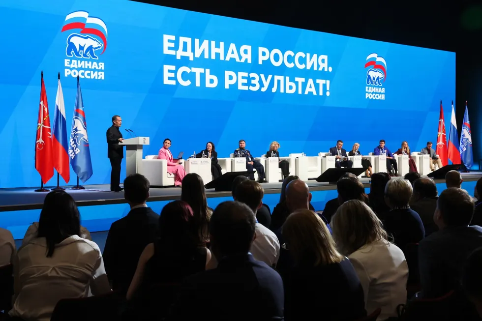 Администрация президента рекомендовала подконтрольным изданиям реже употреблять в заголовках слово «запрет», заменять его эвфемизмами и освещать инициативы «Единой России» как позитивные примеры.