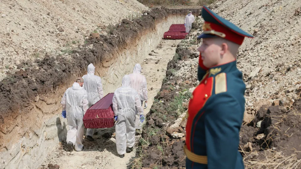 Анализ поимённых списков, реестра наследственных дел и судебной статистики показывает, что минимальная документально обоснованная оценка погибших российских военнослужащих к концу 2025 года составляет около 352 тысяч человек.