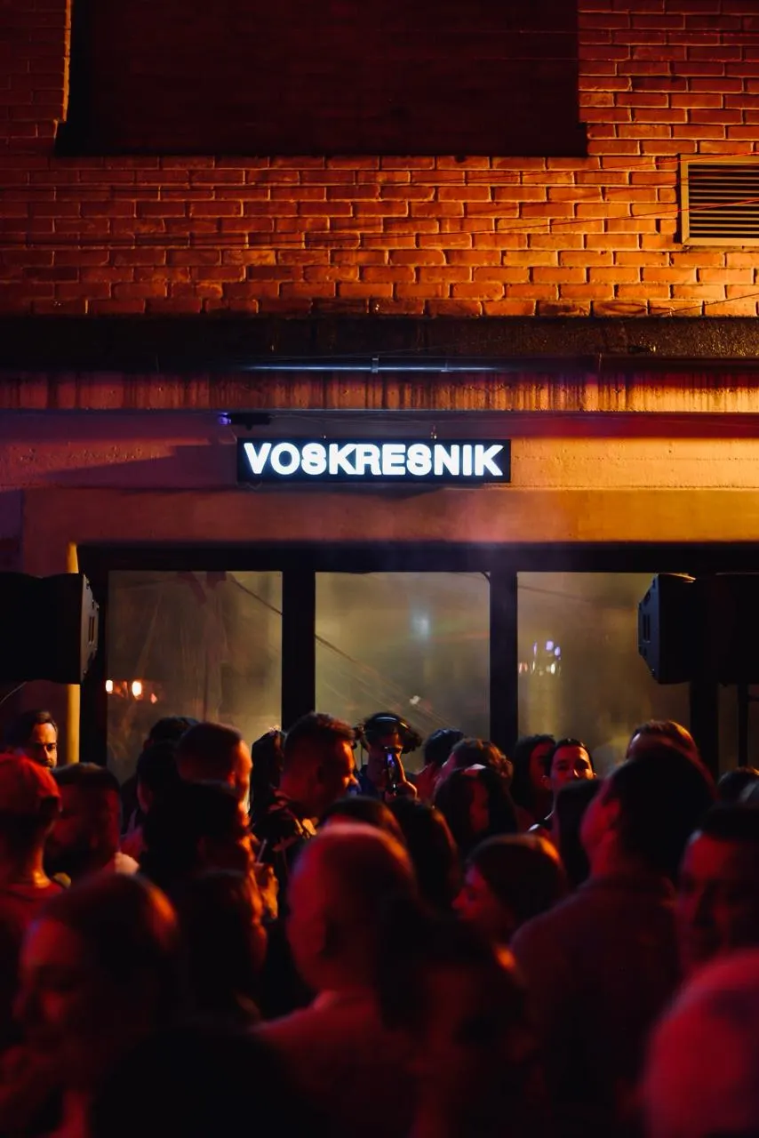 3 мая в кафе Soul Garden стартует сезон вечеринок VOSKRESNIK: хаус, диско и фанки в уютной летней локации у Верхнего озера. Резиденты Olya, Marta и Denis Ravilevich, барное меню и вид на воду. Время — 17:00–22:00. Билеты без комиссии.