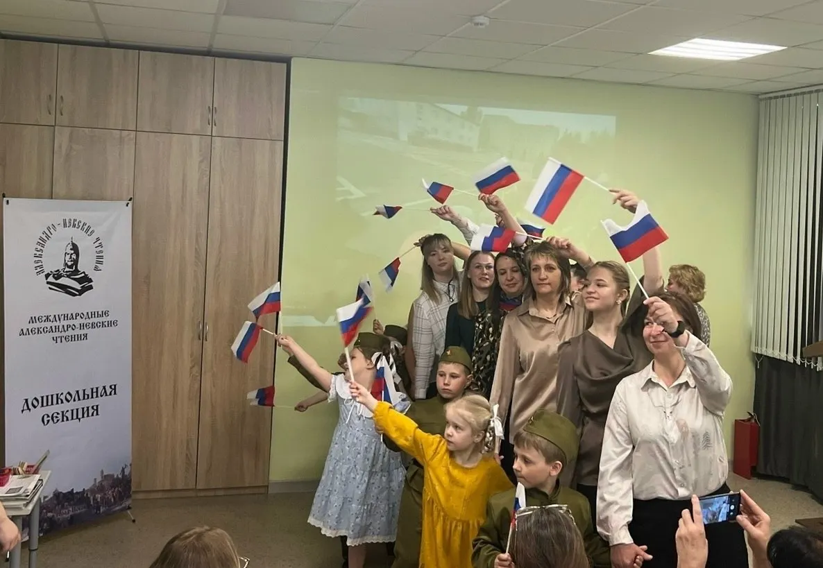 В детском саду №41 в Пскове клирик, участник СВО и представители администрации провели для воспитанников рассказ о подвиге Александра Невского и современных защитниках.