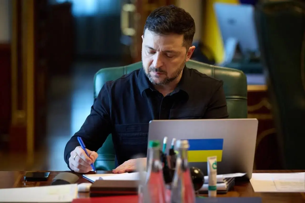 Президент Украины заявил, что вооружённые силы прекратят огонь с 00:00 в ночь на 6 мая в ответ на объявленное Россией одностороннее перемирие; по его словам, официального обращения от Москвы о перемирии на 8–9 мая не поступало.