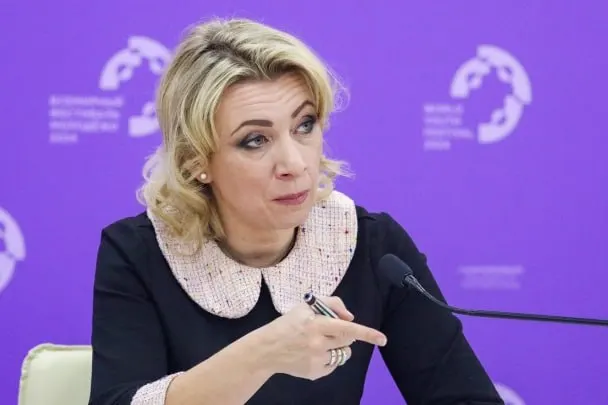 Официальный представитель МИД РФ Мария Захарова заявила, что сотрудники Госдепартамента уведомляют семьи дипломатов о том, что их дети, рождённые в США, автоматически признаны американскими гражданами, хотя родители не подавали заявлений. По её словам, такую практику начали применять с 2023 года.