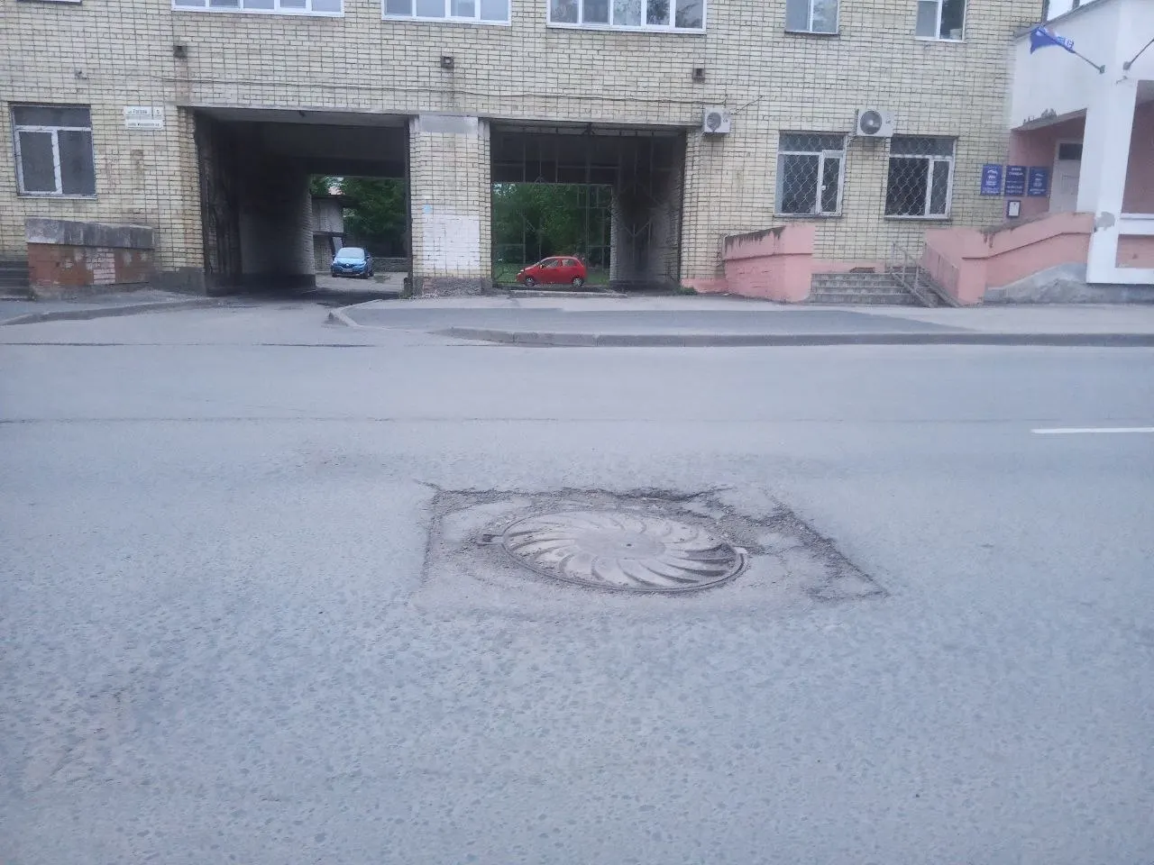 Депутат Татьяна Пасман добилась, чтобы администрация Пскова обследовала колодцы на нескольких улицах города. При выявлении несоответствий дефекты приведут в нормативное состояние и включат в план работ.