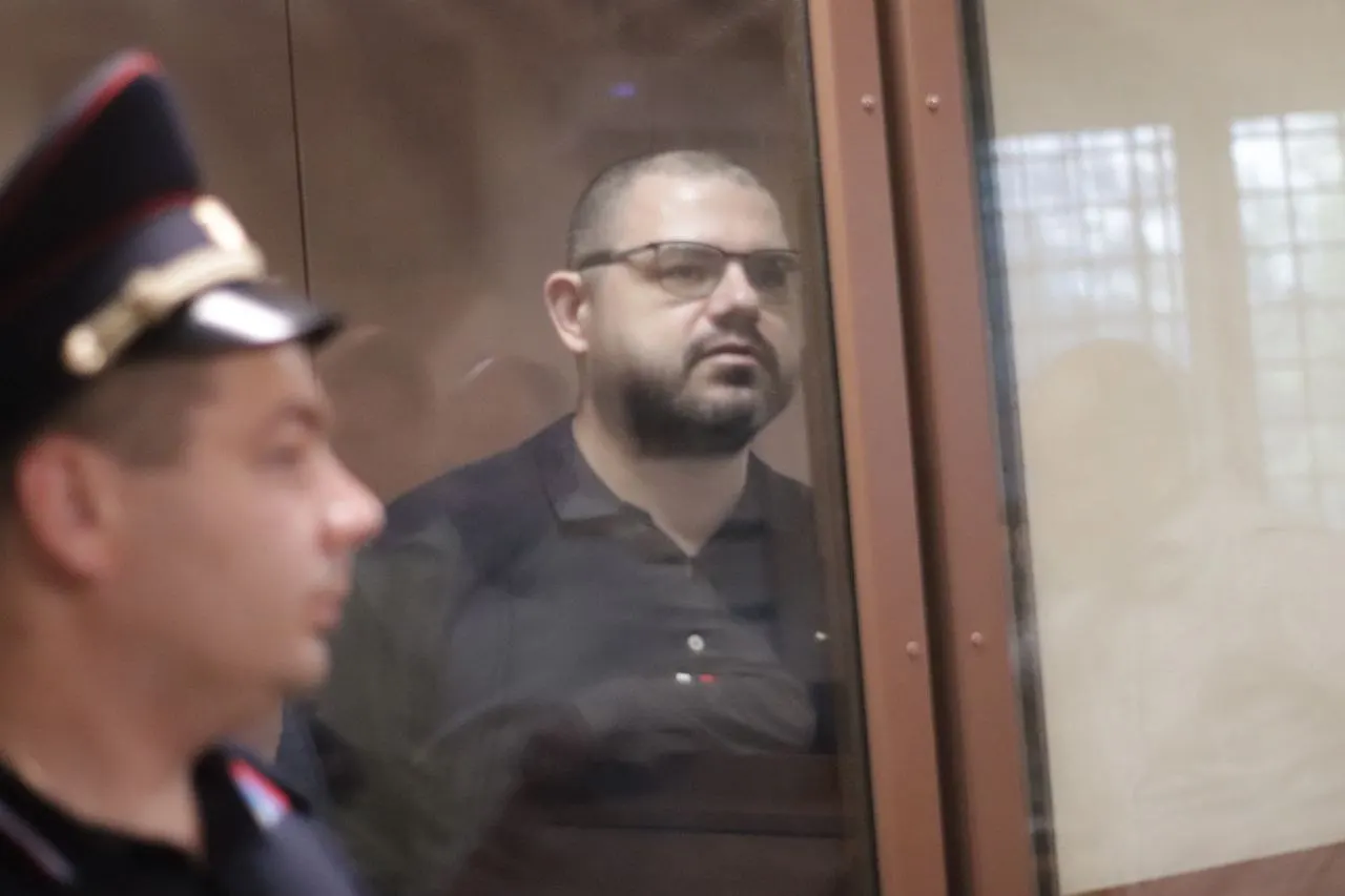 Следствие приобщило к делу о вымогательстве чеки на покупку бытовой техники и мебели на сумму около 75 тысяч рублей. Обвиняемый говорит, что документы собрали задним числом, а один из эпизодов — остекление балкона — из дела исключили.