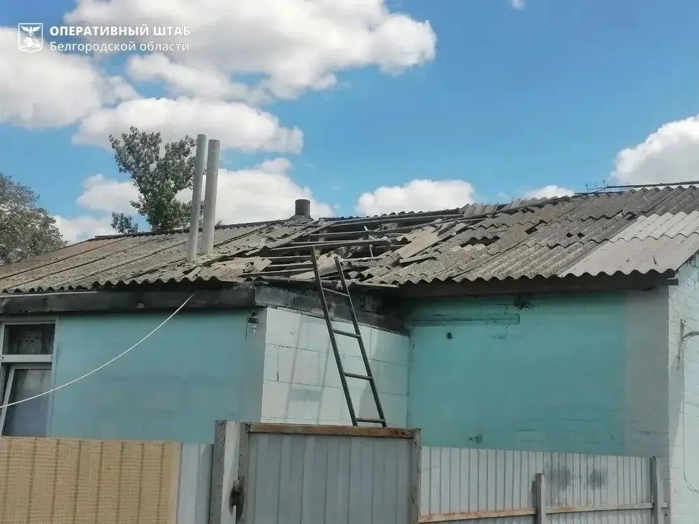 В результате ударов беспилотников в трёх регионах загорелся поезд и жилые дома, проводится эвакуация и работа экстренных служб. Информация уточняется.