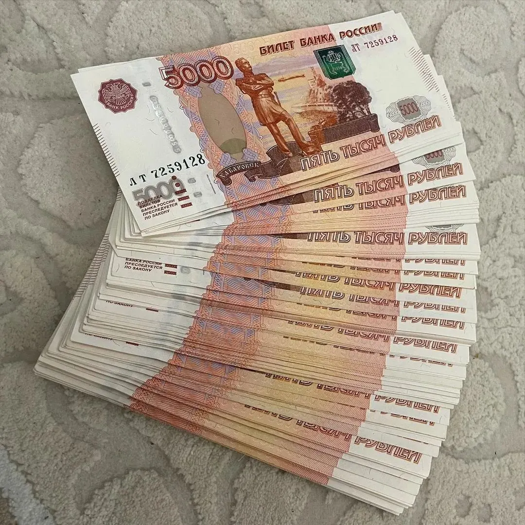 В Госдуме внесена инициатива о закреплении ежегодной выплаты «13‑й» зарплаты к 1 мая. Законопроект предлагает приурочить премию к нерабочему праздничному дню и установить её размер не ниже среднего заработка работника, что, по мнению авторов, поможет повысить реальные доходы и сократить разрыв с инфляцией.