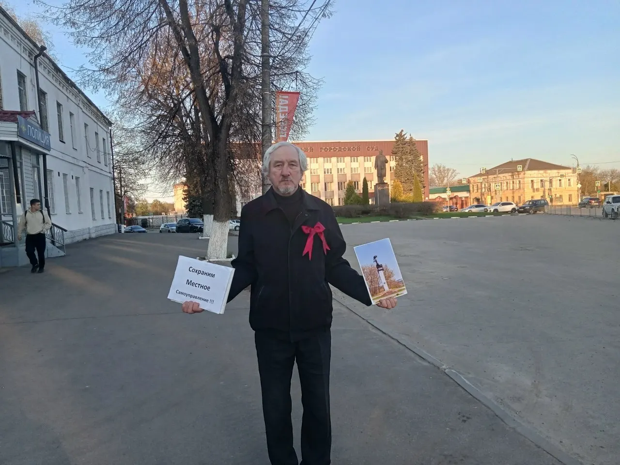 Юрия Саенко признали виновным по статье о проведении публичного мероприятия без уведомления после одиночного пикета за сохранение местного самоуправления.