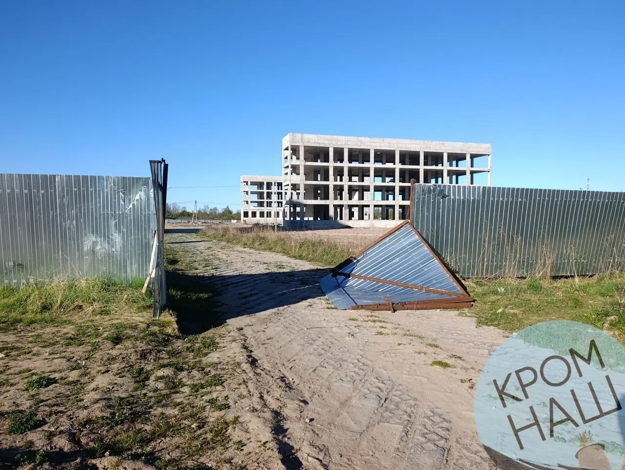 Фотографии со стройплощадки пока недостроенной школы в Пскове показывают брошенные под дождём документы, мебель и строительные материалы. Проект затянулся: сроки переносили несколько раз, а смета выросла до более 4 млрд рублей.