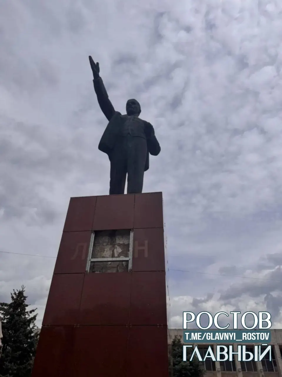 В парке Батайска разбили плиту с надписью на памятнике Ленину. По записям камер полиции задержали местного мужчину 1988 года рождения, обстоятельства выясняются.