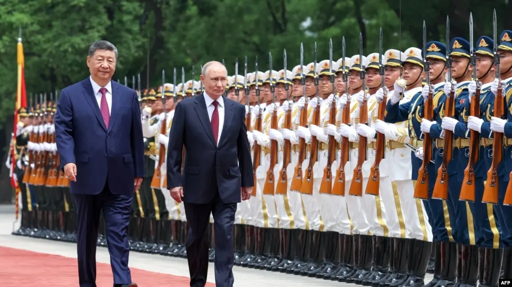 Во время визита в Пекин лидеры России и Китая подписали ряд документов о многополярности, укреплении партнёрства и продлении безвизового режима; внимание уделили энергетике и совместным проектам.