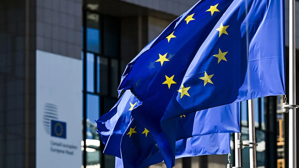 После смены власти в Венгрии лидеры Евросоюза обсуждают идею продлевать санкции против России раз в год вместо текущих полугодовых пролонгаций; также рассматривается принятие мер, которые станет труднее блокировать.