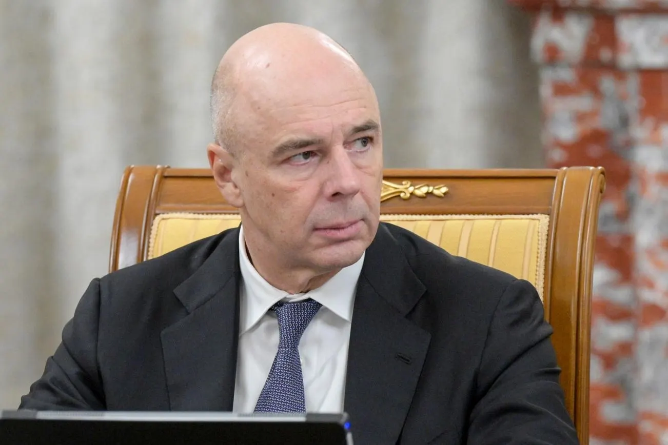 Антон Силуанов попросил приостановить запланированные расходы на 2,9 трлн рублей, чтобы компенсировать увеличение затрат на боевые действия; в письме указывается, что перерасход в 2024 году может составить 2–4 трлн рублей, а похожая нагрузка ожидается и в 2027–2028 годах.