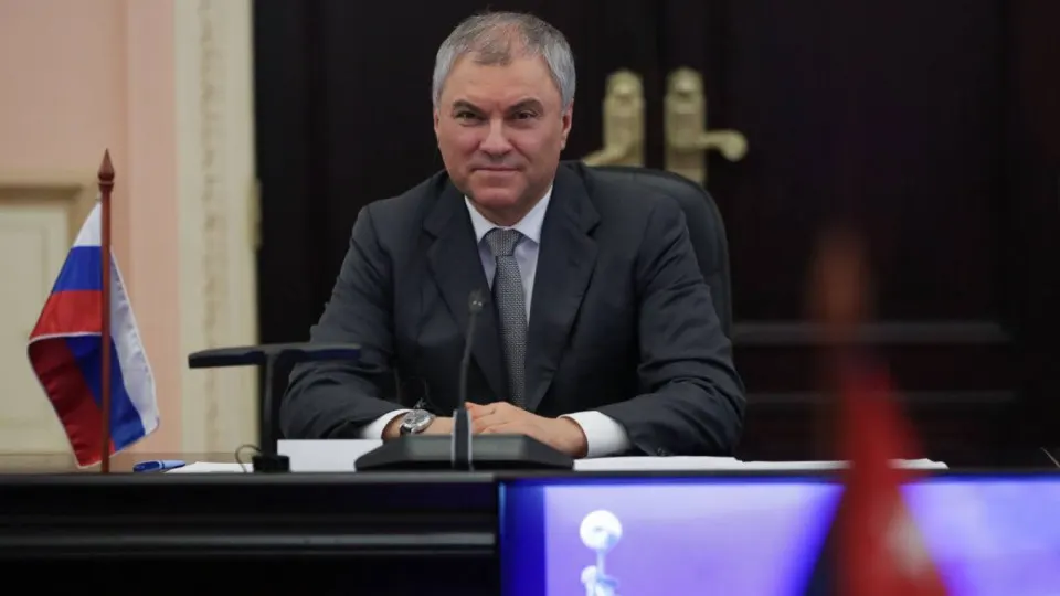 Спикер Госдумы заявил, что использование западного оружия и спутниковых технологий для ударов по гражданским объектам может вынудить Россию прибегнуть к бесследным средствам; после атаки на оккупированный Старобельск последовали масштабные удары по Киеву и заявления о подготовке ответных мер.