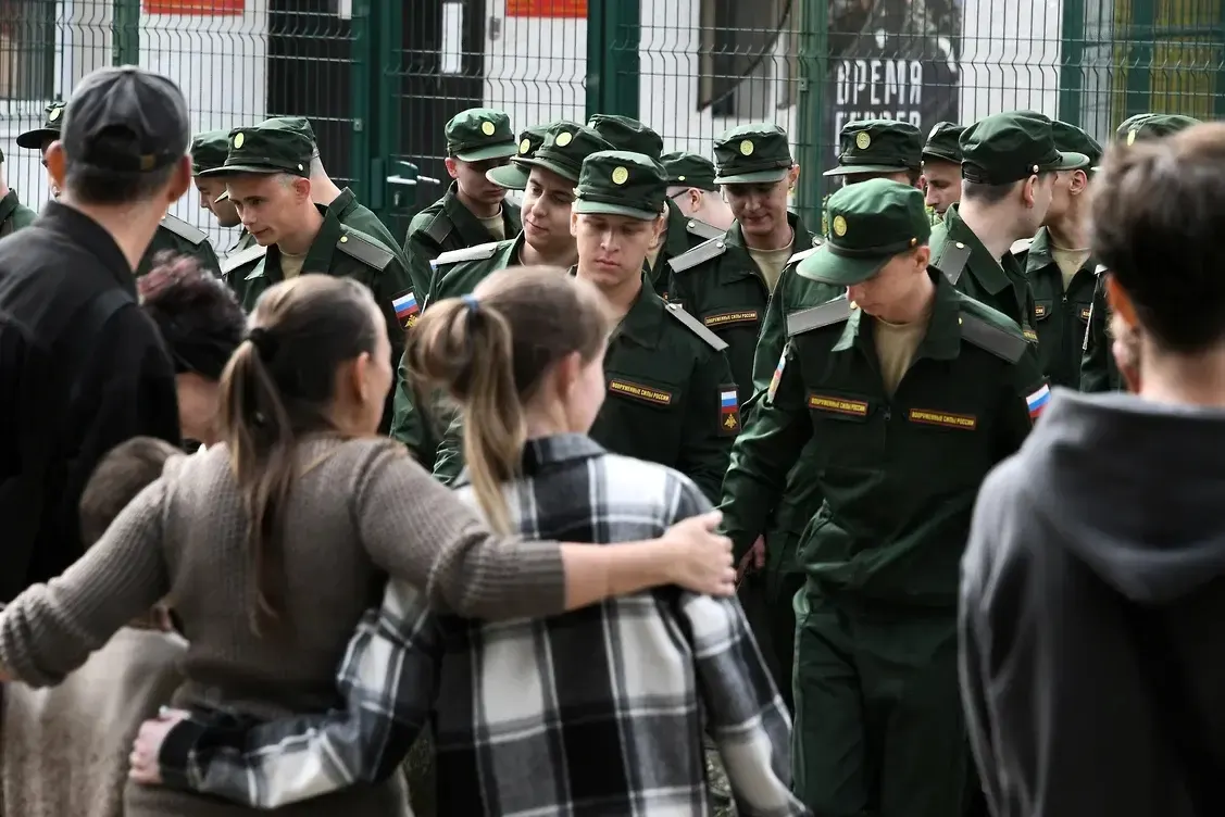 Группа из более 450 женщин обжалуе́т в суде поправки к закону, которые лишают права на выплаты тех, у кого не было общего несовершеннолетнего ребёнка с погибшим партнером. Первый иск направлен в Верховный суд.