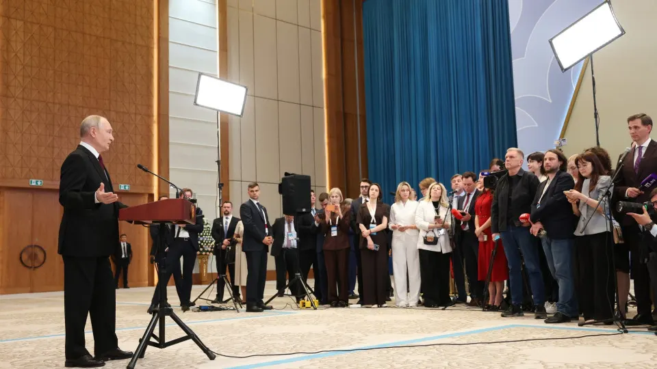 На пресс‑конференции по итогам саммита ЕАЭС Владимир Путин предупредил Армению о возможных последствиях евроинтеграции и заверил, что Россия обладает средствами, чтобы «сровнять с землёй» тех, кто нападёт на Калининградскую область.