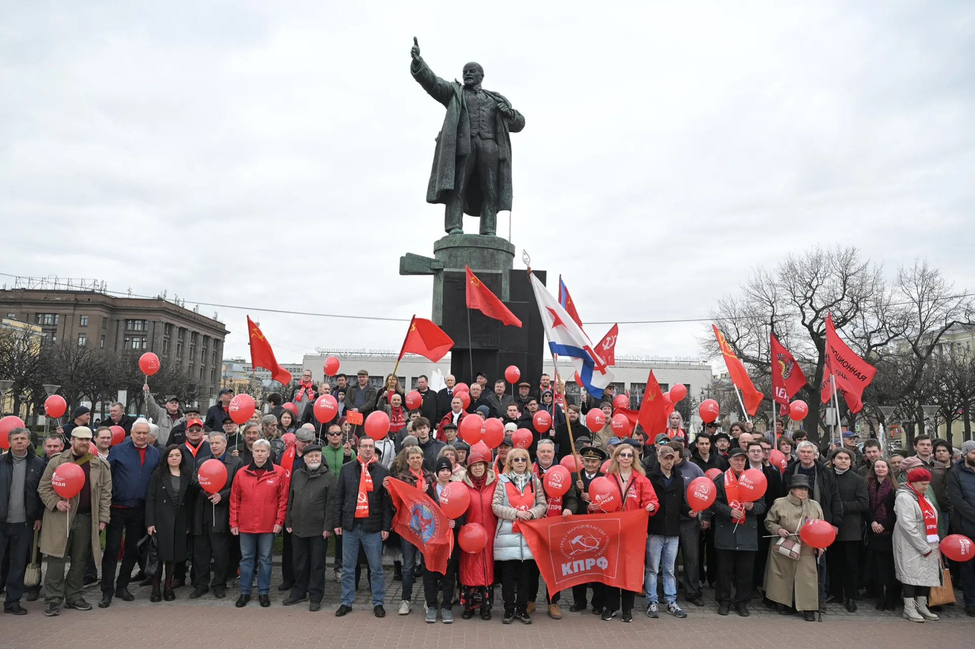 Акция КПРФ прошла в формате возложения цветов: полицейские находились на месте, но не препятствовали мероприятию. На площади заметили много молодёжи; раздавали листовки против принуждения к использованию мессенджера Max.