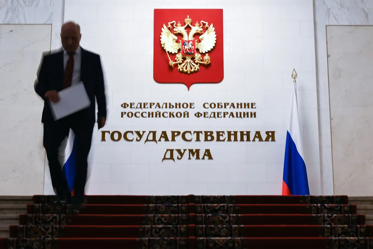 Законопроект, внесённый в 2024 году и уже прошедший первое чтение, предлагает закрытый перечень нарушений, за которые возможно арестовать имущество россиян, находящихся за границей.