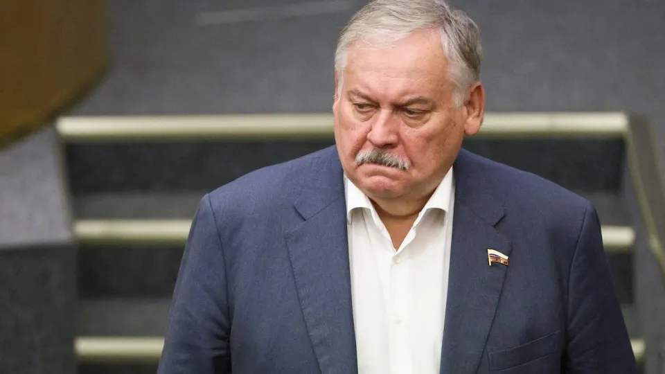 Первый зампред комитета Госдумы Константин Затулин обвинил Латвию и Эстонию в нарушении обещаний при выходе из СССР и в углублении русофобии. Тем временем в парламенте рассмотрен законопроект, дающий президенту право применять вооружённые силы за рубежом для защиты россиян.