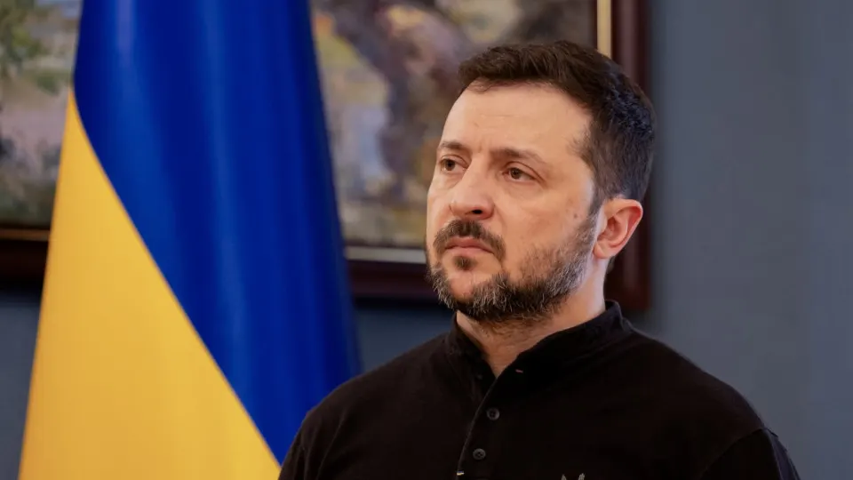 Президент Украины предложил ввести режим тишины с 00:00 в ночь с 5 на 6 мая и заявил о готовности к зеркальному прекращению огня при отсутствии нарушений. Ранее Россия односторонне анонсировала прекращение огня на 8–9 мая, пригрозив ударами по Киеву в случае срыва празднования.
