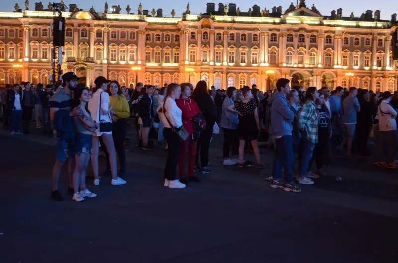 В Петербурге пройдёт «Алые паруса» для около 66 тысяч выпускников. Правительство утвердило 300 приоритетных образовательных программ и увеличило число бюджетных мест. В регионах, в том числе в Смоленске, пройдут молодёжные праздники с концертами и площадками.