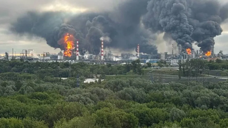 Сокращение производства из‑за ударов по НПЗ вызвало дефицит топлива и ускорение инфляции: в мае выпуск упал на 13,5% год-к-году, в нескольких регионах введены ограничения на продажу бензина и дизеля.