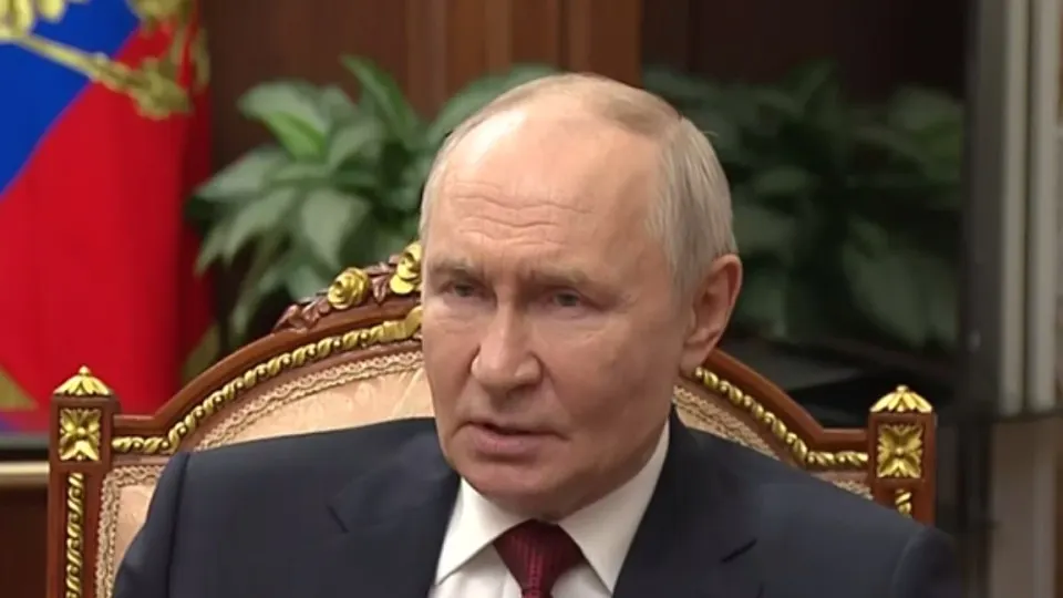 Президент РФ заявил, что Россия не примет инициативу Киева отказаться от ударов вглубь территории, а ограничение боёв четырьмя оккупированными регионами дало бы ВСУ возможность перегруппироваться. Он также отметил проблемы с инфраструктурой и дефицит топлива из‑за атак, но заверил, что ситуацию решают.